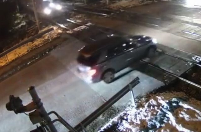 Momentul in care un sofer neatent evita o tragedie, inainte de a fi lovit de tren, in Cluj/ VIDEO