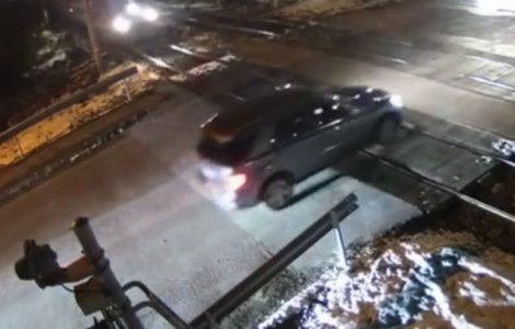 Momentul in care un sofer neatent evita o tragedie, inainte de a fi lovit de tren, in Cluj/ VIDEO