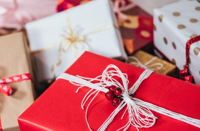 Gestul politistilor din Buzau de Mos Nicolae: I-au facut cadouri Nicoletei, fetita de 9 ani pierduta in munti