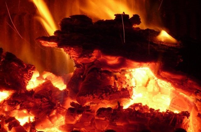 Un bebelus de 8 luni a ars de viu intr-un incendiu provocat de o soba improvizata