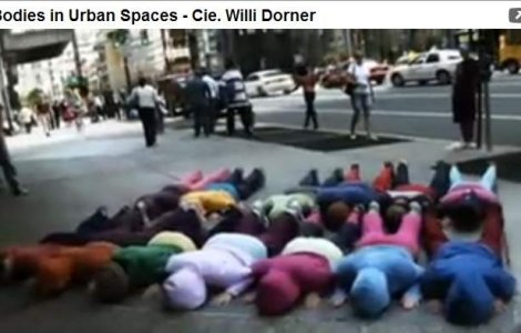 VIDEO: Willi Dorner aduce 'Corpurile in spatiul urban'