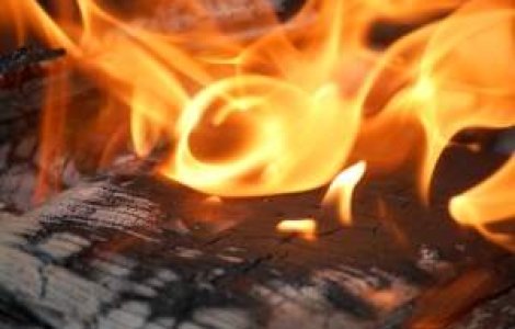 Explozie intr-un bloc din Targu Carbunesti. Doua persoane, ranite grav