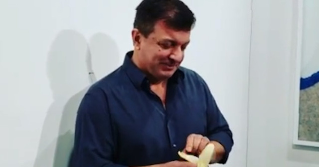 Un artist a mancat banana vanduta cu 120.000 de dolari