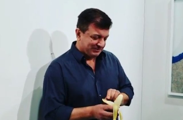 Un artist a mancat banana vanduta cu 120.000 de dolari: "Am asteptat sa-mi fie foame"