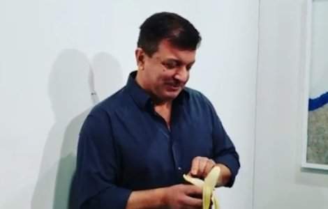 Un artist a mancat banana vanduta cu 120.000 de dolari