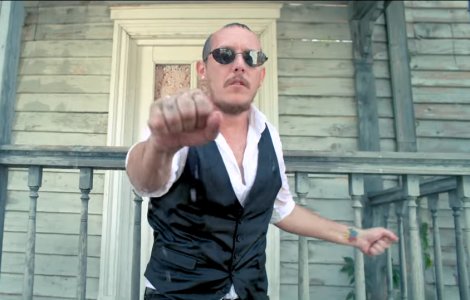 Cantaretul What`s Up, incatusat de politisti