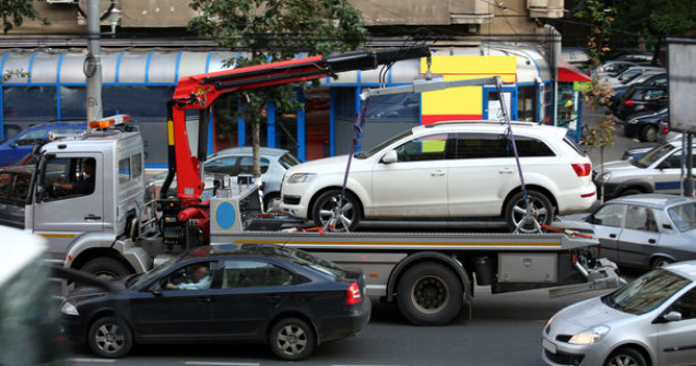 Politistii ar putea dispune ridicarea masinilor parcate pe trotuar