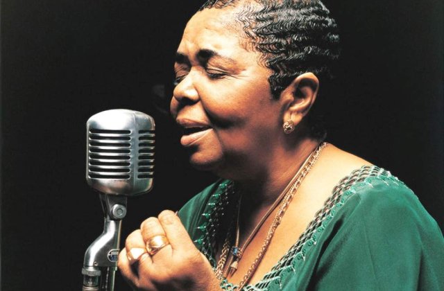 Cezaria Evora, diva desculta, revine la Bucuresti