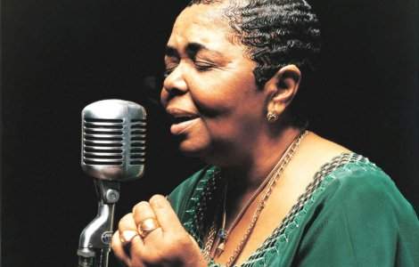 Cezaria Evora, diva desculta, revine la Bucuresti