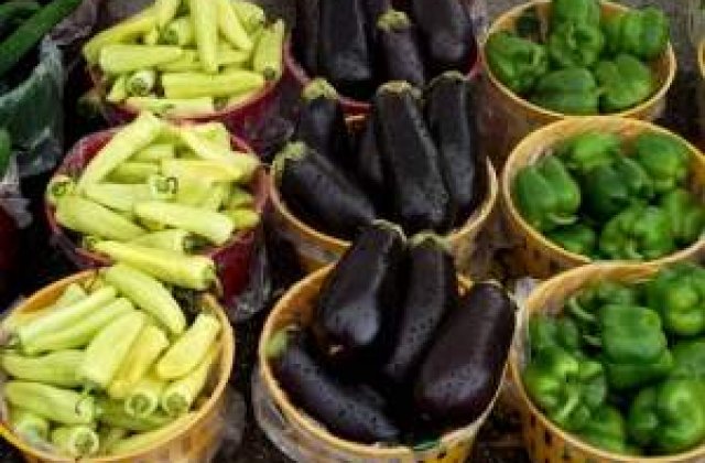 Guvernul vs "mafia" pietelor: Legumele si fructele, vandute DOAR de producatori