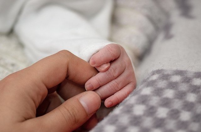 O fetita de 4 luni si jumatate a murit de pneumonie, la o zi dupa ce un medic a stabilit ca are rosu in gat