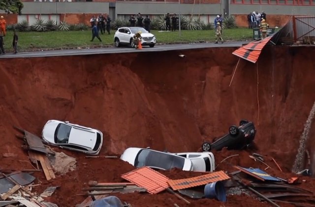 Imaginile surprinse in apropierea unui santier: Cel putin 4 masini au cazut intr-un crater format dupa ce s-a surpat soseaua /VIDEO