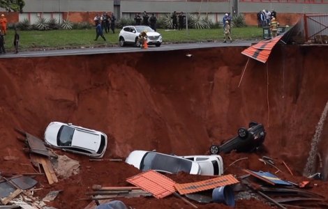 Imaginile surprinse in apropierea unui santier: Cel putin 4 masini au cazut intr-un crater format dupa ce s-a surpat soseaua /VIDEO