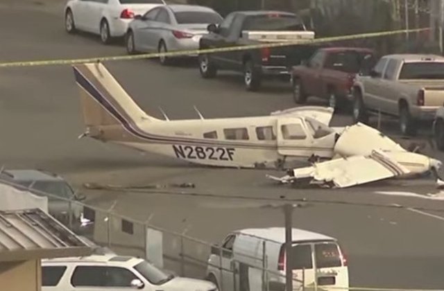 Un avion s-a prabusit chiar in mijlocul unei sosele/ VIDEO