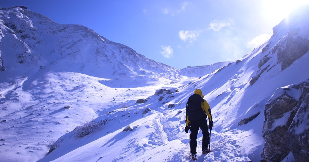 Doi tineri prinsi sub zapada, salvati dupa o postare pe Facebook
