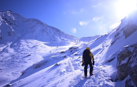 Doi tineri prinsi sub zapada, salvati dupa o postare pe Facebook