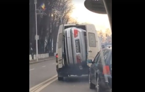 Masina, transportata intr-o duba pe strazile din Radauti, Suceava/ VID