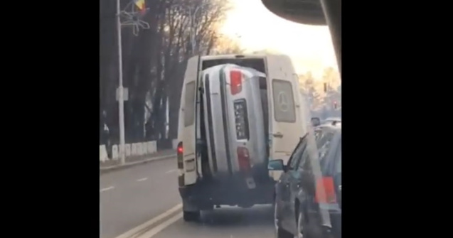 Masina, transportata intr-o duba pe strazile din Radauti, Suceava/ VID