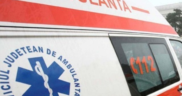 O mama si fiul sau de 5 ani, raniti dupa ce o masina a dat peste ei pe