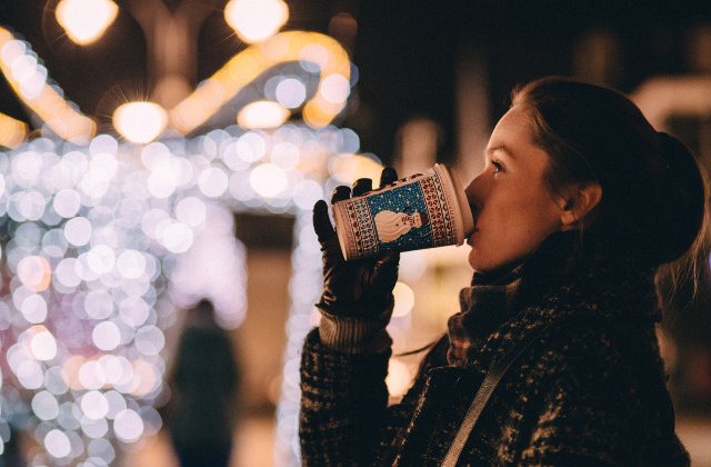 Bucură-te de liniște și nu numai: 10+1 lucruri pe care le poți face dacă ești singur de Crăciun