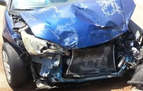 O femeie insarcinata aflata la volan fara permis de conducere a intrat cu masina intr-un pom