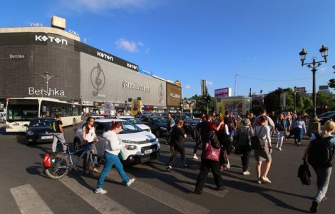 Studiu: 90% dintre pietonii romani traverseaza neregulamentar de cateva ori pe an