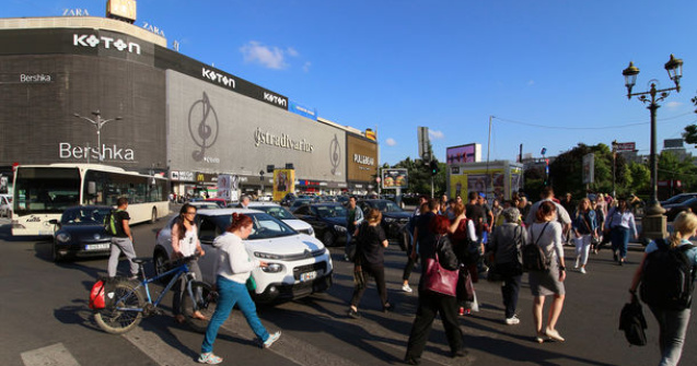 Studiu: 90% dintre pietonii romani traverseaza neregulamentar de cateva ori pe an