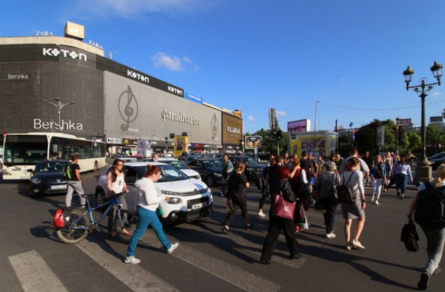 Studiu: 90% dintre pietonii romani traverseaza neregulamentar de cateva ori pe an