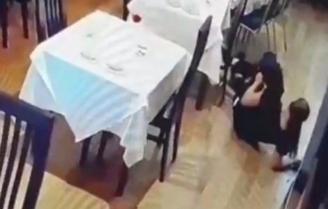 VIDEO VIRAL/ Stangaciile unei chelnerite, surprinse de camera