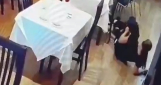 VIDEO VIRAL/ Stangaciile unei chelnerite, surprinse de camera