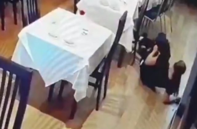 VIDEO VIRAL/ Greseala dupa greseala: Stangaciile unei chelnerite, surprinse de camera