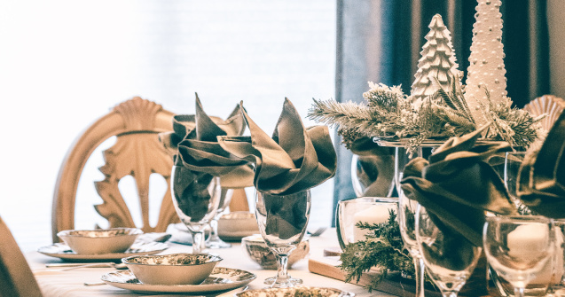  Top  Detalii care impresionează: 8 idei pentru aranjarea mesei de Crăciun