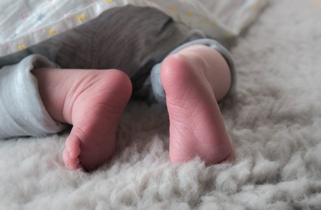 Un nou-nascut abandonat la gunoi, salvat datorita intarzierii autospecialei de salubrizare