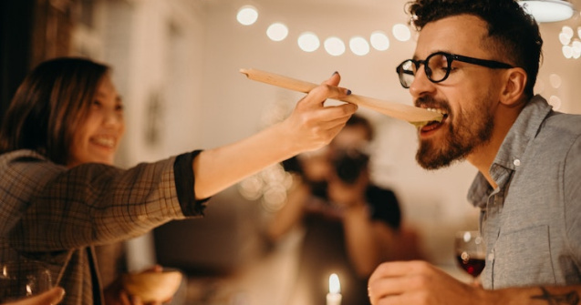 Cum sa te bucuri de noaptea dintre ani atunci cand nu ai planuit ceva special