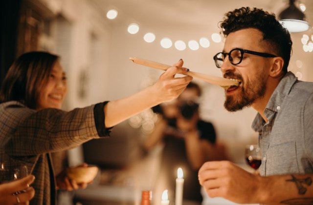 Cum sa te bucuri de noaptea dintre ani atunci cand nu ai planuit ceva special