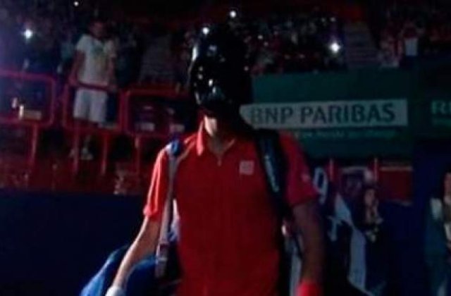 [VIDEO] Djokovici a intrat pe teren la Paris-Bercy mascat in Darth Vader