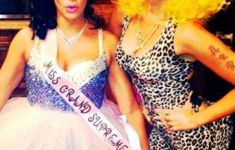 Miley Cyrus isi dezvaluie "idolul" cu ajutorul costumului de Halloween