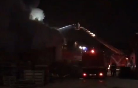 Incendiu cu degajari mari de fum la un depozit de pe Soseaua Fundeni