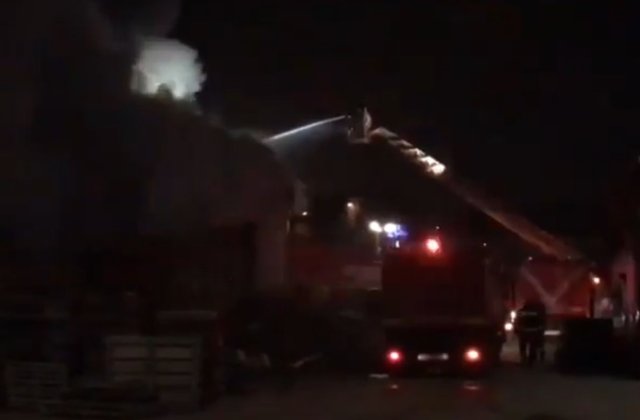 Incendiu cu degajari mari de fum la un depozit de pe Soseaua Fundeni