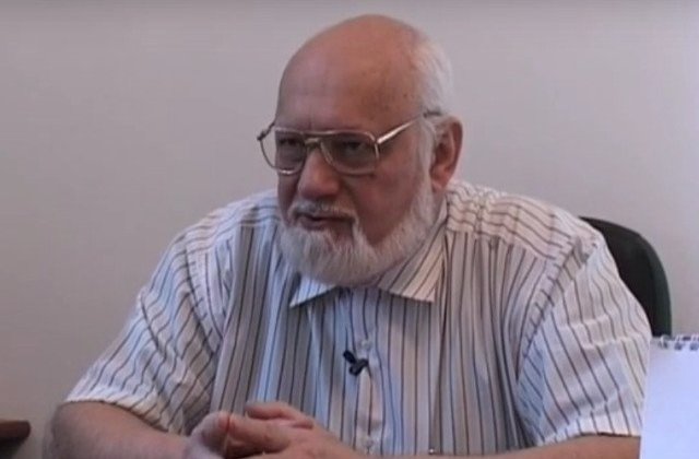 Gelu Voican-Voiculescu a fost lovit de revolutionari in Piata Universitatii