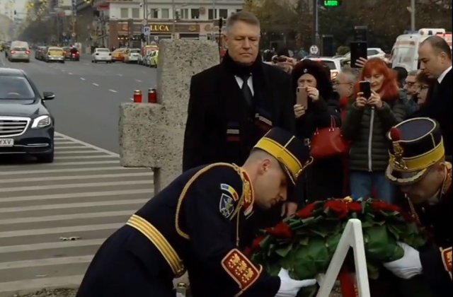 Iohannis a depus in Piata Universitatii o coroana in memoria victimelor Revolutiei /VIDEO