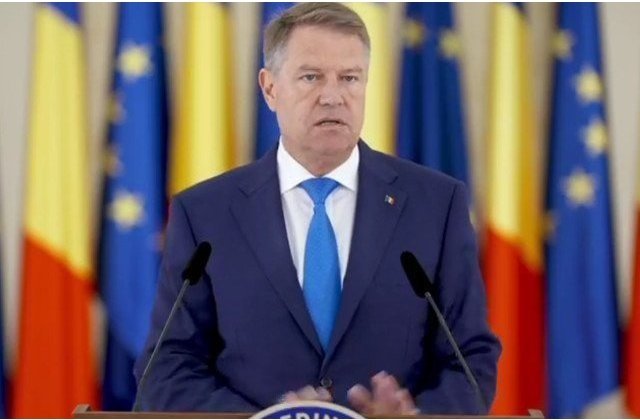 Iohannis a decorat mai multi luptatori anticomunisti: "Va chem sa fiti alaturi de mine in aceasta revolutie pasnica a sperantei"
