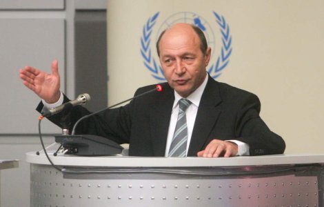 Presedintele Basescu se uita la filme pirat in Air Force One