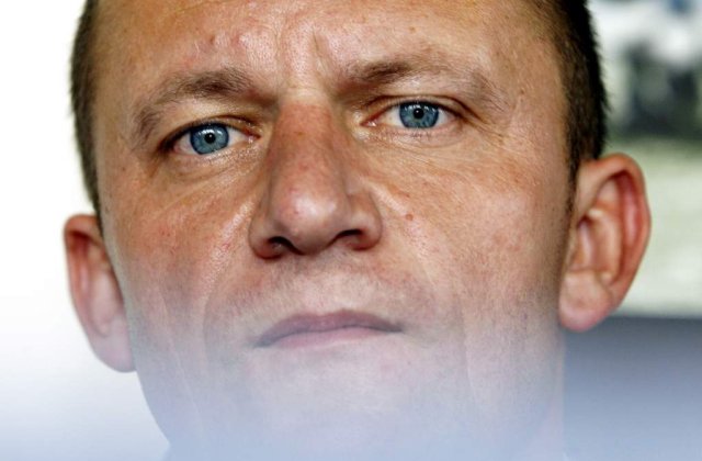 Dorinel Munteanu semneaza azi