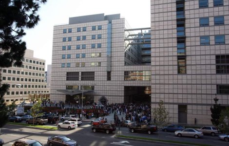 Fanii, socati, se aduna in fata spitalului unde a murit Michael Jackson