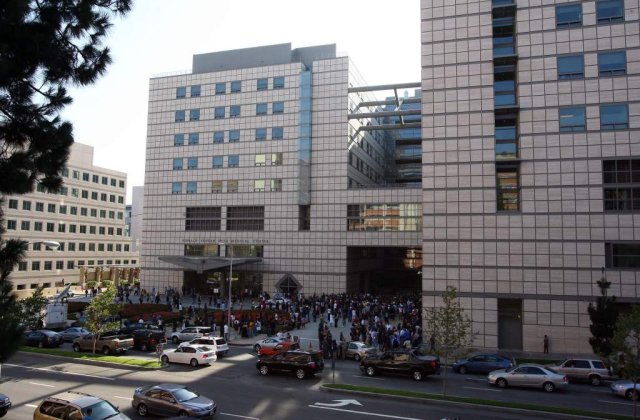 Fanii, socati, se aduna in fata spitalului unde a murit Michael Jackson