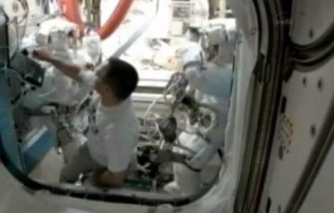  Video  Doi astronauti danseaza "Vogue" in spatiu