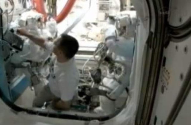 [VIDEO] Doi astronauti danseaza "Vogue" in spatiu