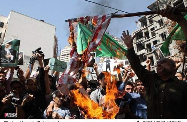Mii de iranieni scandeaza "Moarte Americii" la Teheran