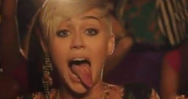  Video  Miley Cyrus incearca apele dubstep cu hitul "Decisions"